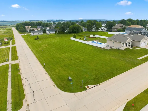 829 Main St S, Center Point, IA 52213