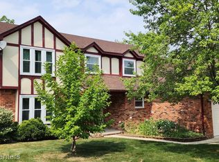 16225 Quakertown Ln, Livonia, MI 48154