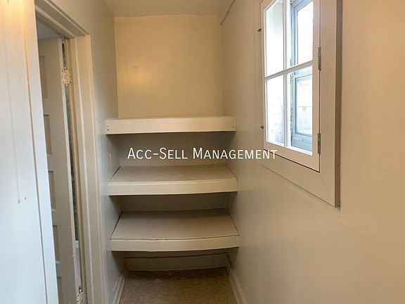 5th image of 1049 Bates St SE