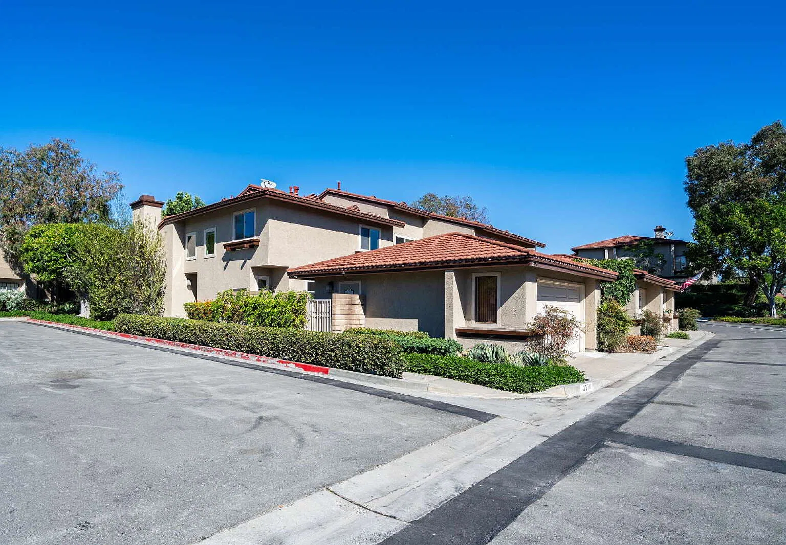 3 bed, 2.5 bath, 1727 sqft, $5,700 — Photo 1