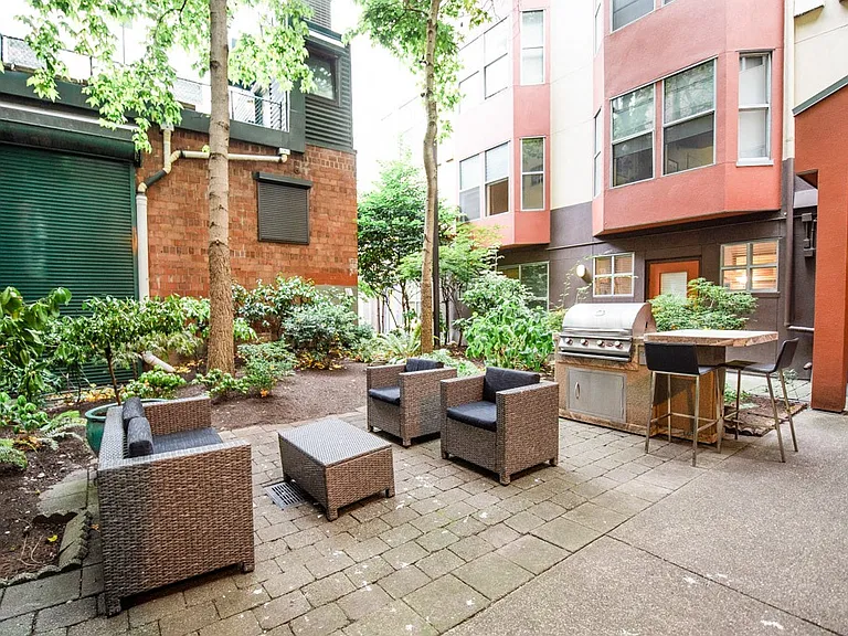 Ellis Court Apartments — Photo 26