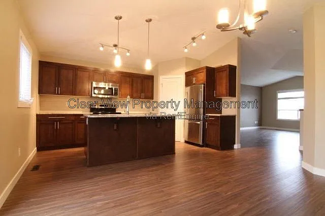 3 bed, 1.5 bath, $1,899 — Photo 2