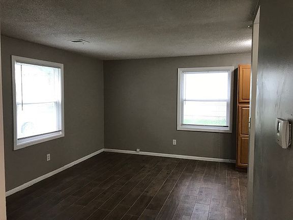 4th image of 5028 Forest Ave