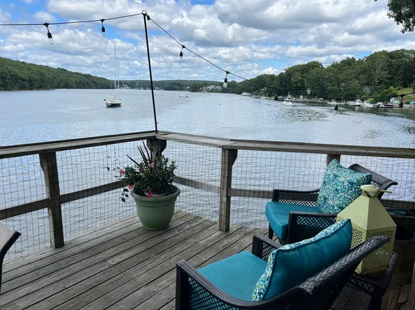 9 Riverside Dr, Waterford, CT