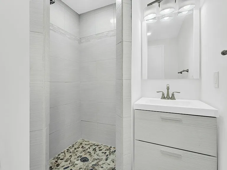 5921 NE 15th Ave — Photo 13