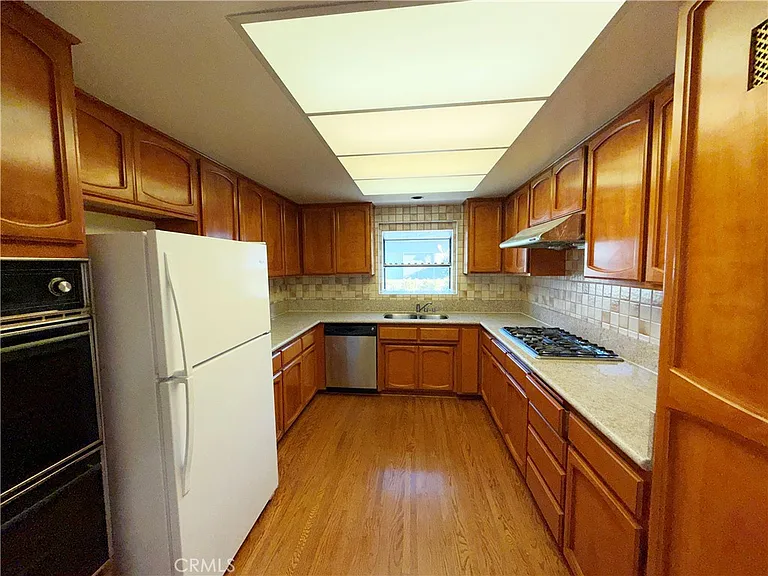 1050 Mayflower Ave — Photo 4