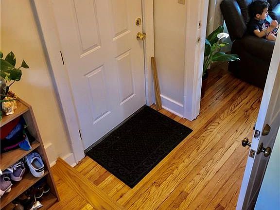 4th image of 328 Woodbine Ave