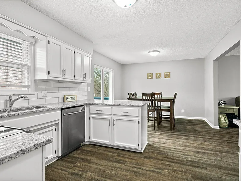 910 E Summit St — Photo 24