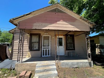 402 S Teel, Devine, TX, 78016