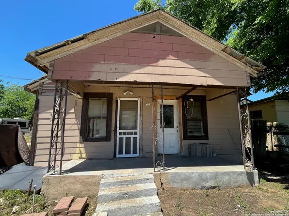 402 S Teel, Devine, TX 78016