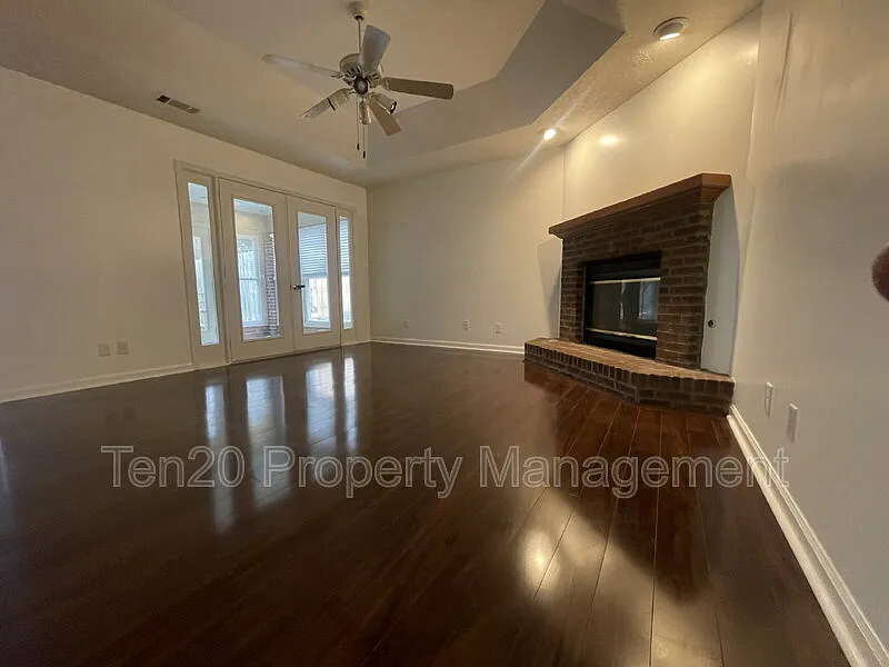 3 bed, 2.0 bath, 1750 sqft, $1,900 — Photo 2