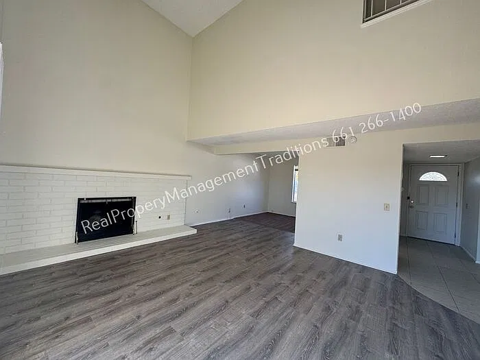 3 bed, 3.0 bath, 1670 sqft, $2,800 — Photo 2