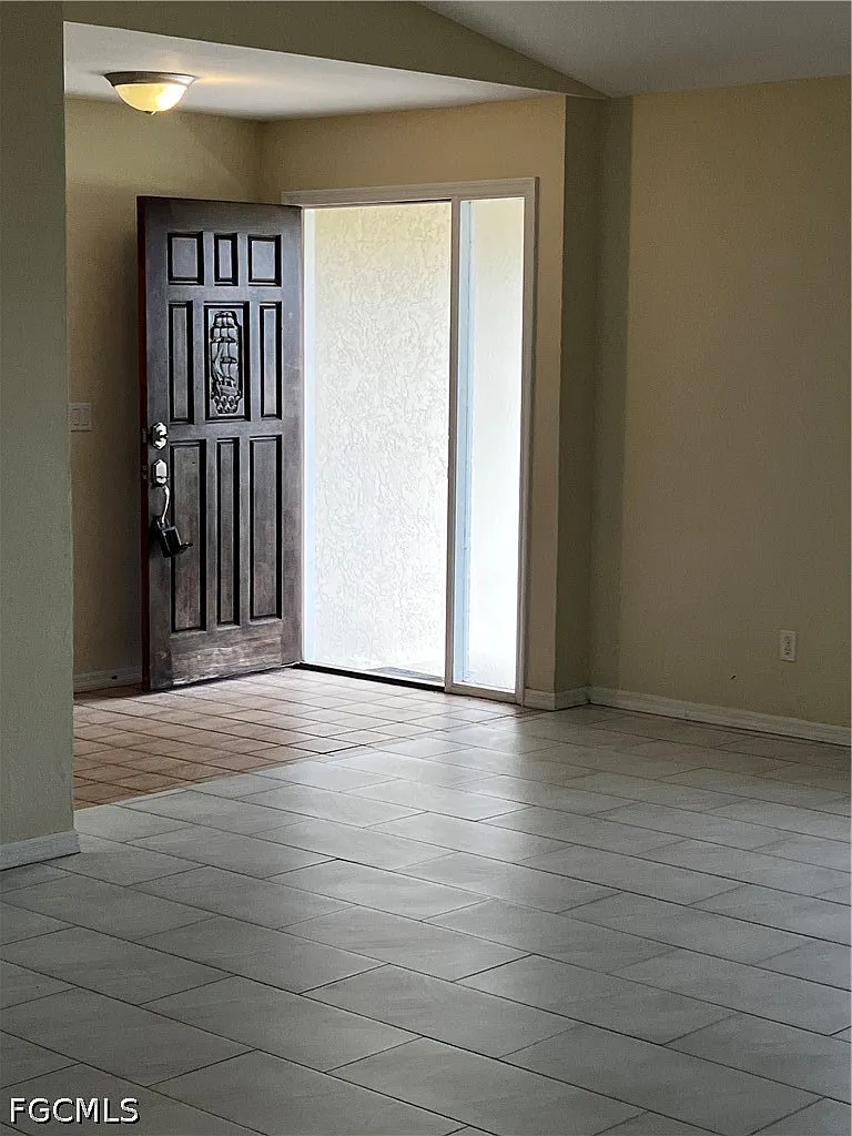 3 bed, 2.0 bath, 1992 sqft, $3,000 — Photo 2