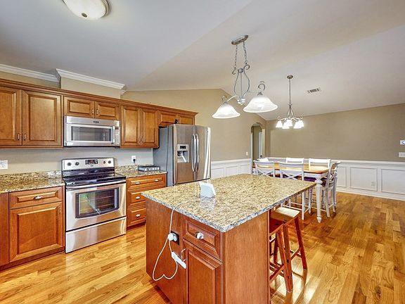5th image of 348 Hillman St