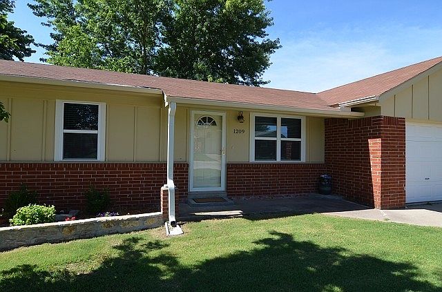 Lovely brick home in Muskogee County