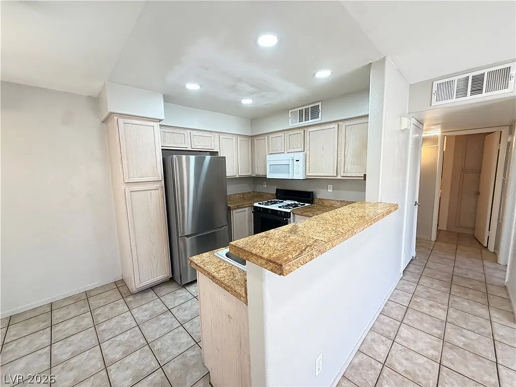 2 bed, 2.0 bath, 987 sqft, $1,200 — Photo 4