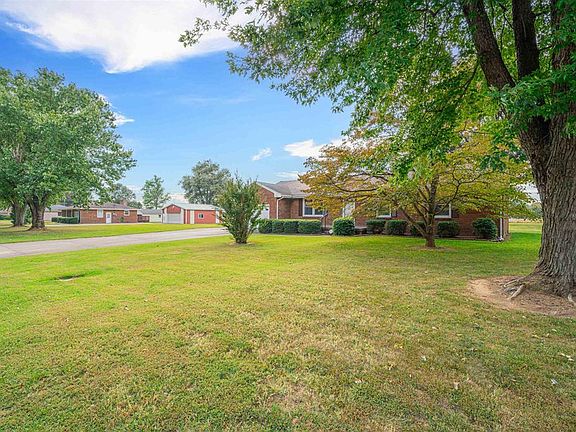 3rd image of 2202 Woodland Dr