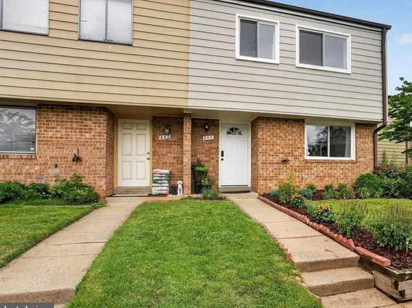 858 Dogwood Ct, Herndon, VA 20170