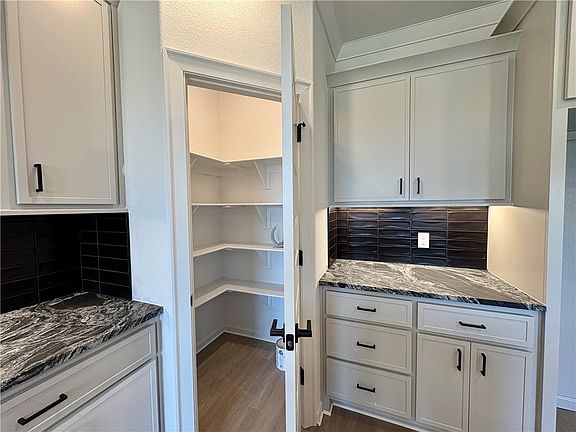4th image of 1817 Farmer St