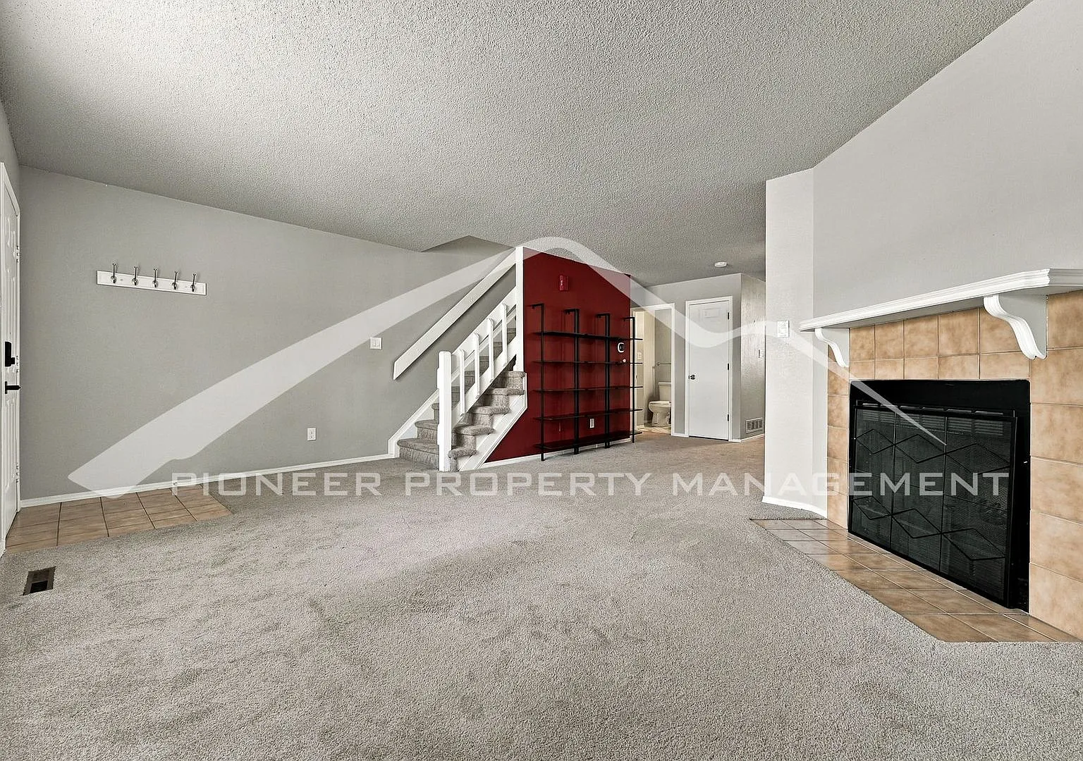 Gorgeous Townhouse with Central AC and Reserved Parking — Photo 3