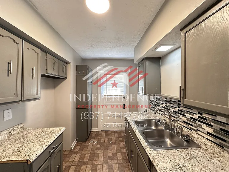 2720 Dwight Ave — Photo 8
