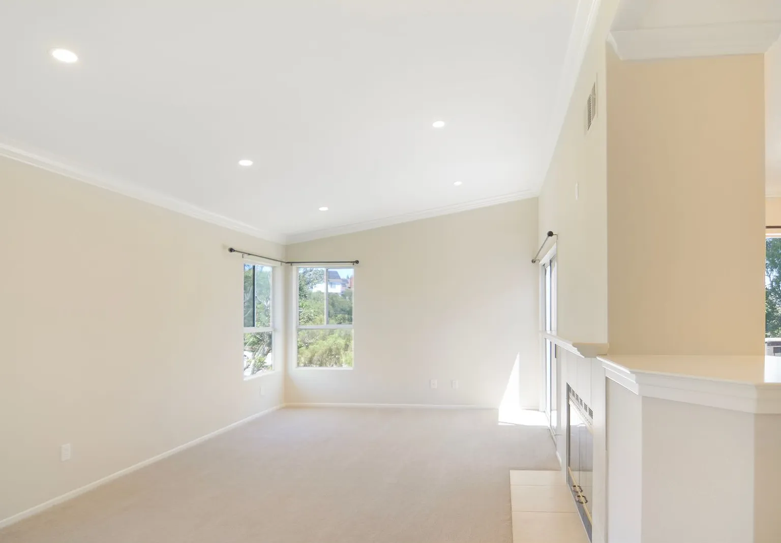 2 Bedroom 2 Bath Condo - Ritz Pointe! — Photo 3