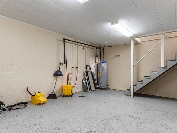 3rd image of 6295 Dresden Rd