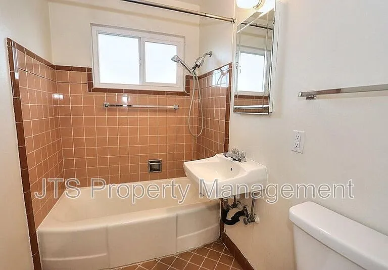 4439 V St #5 — Photo 8