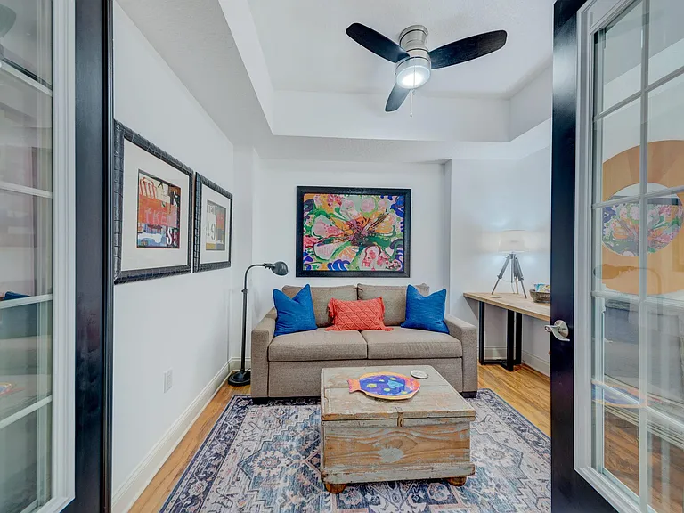 Den/3rd Bedroom with Queen-size sleeper sofa