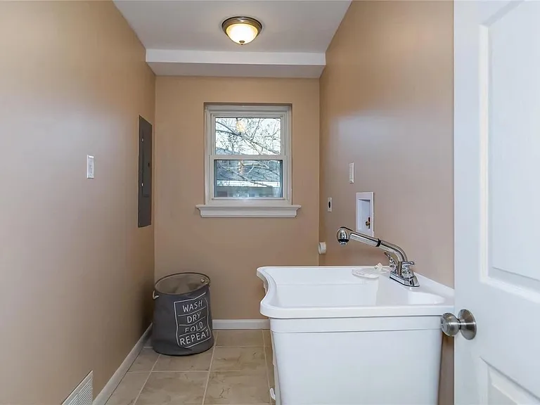 934 Briarwood Ln — Photo 14