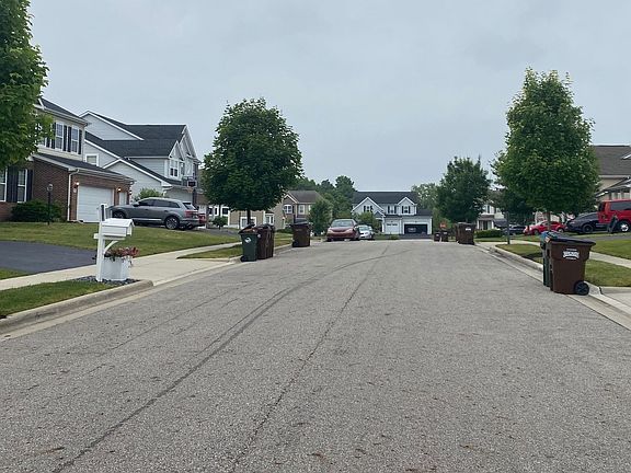 4th image of 324 Fox Glen Dr E