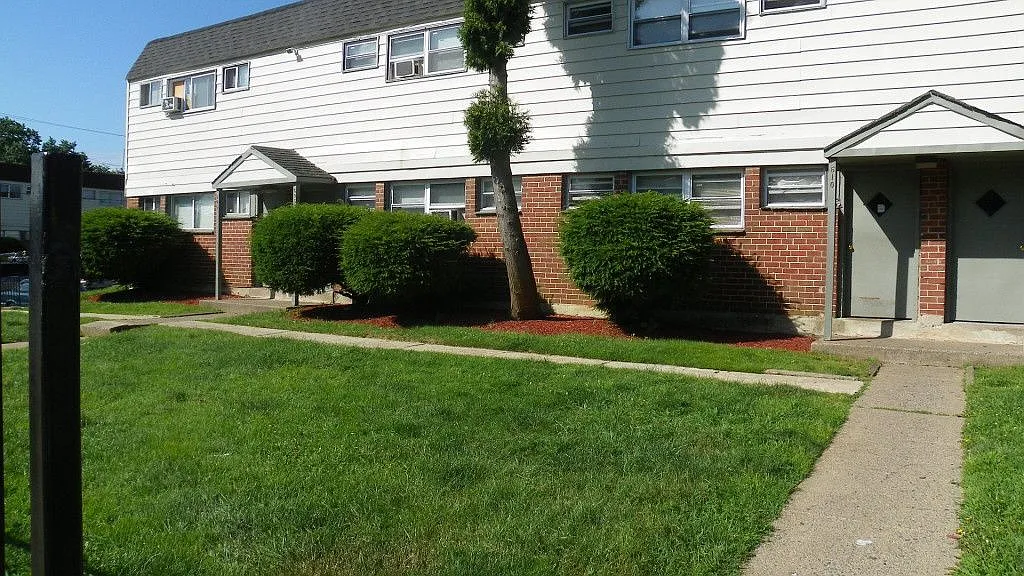 Willow Gardens Apartments — Photo 1