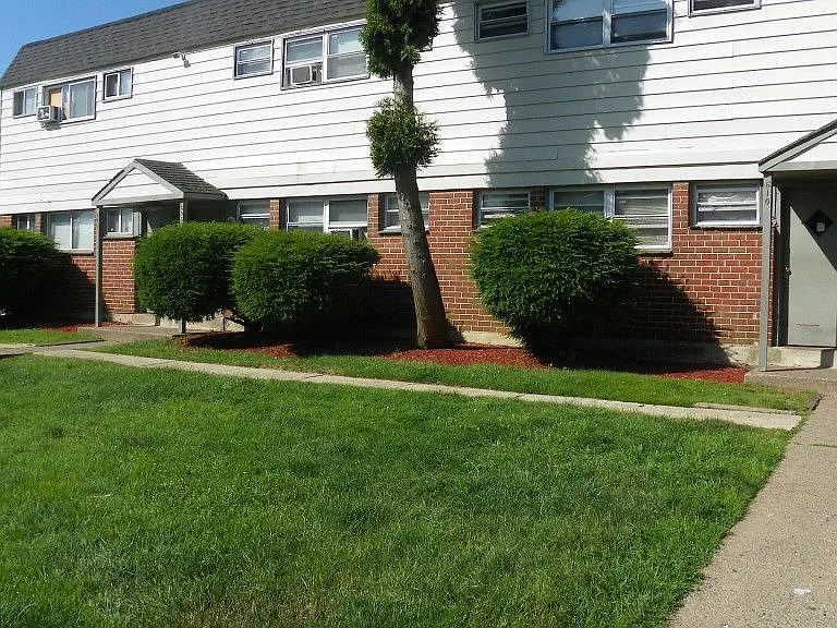 Willow Gardens Apartments — Photo 1