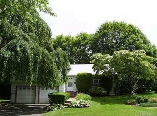 35 Ridge Dr, Port Washington, NY 11050