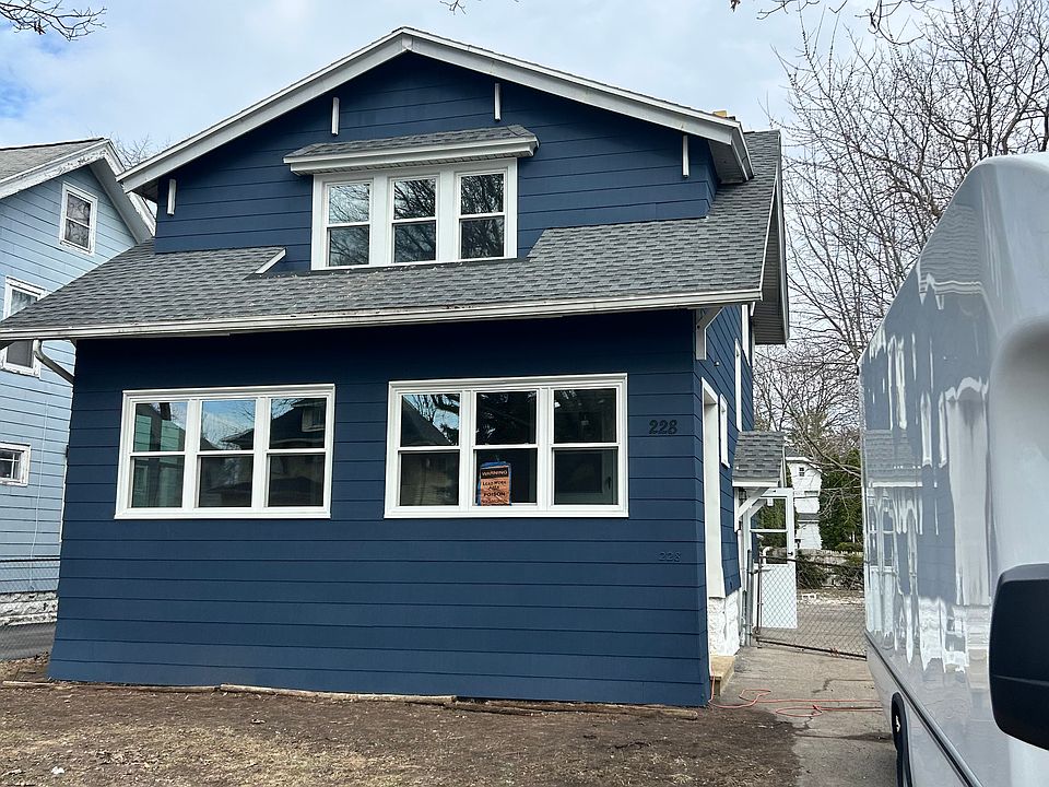 1st image of 228 Curlew St