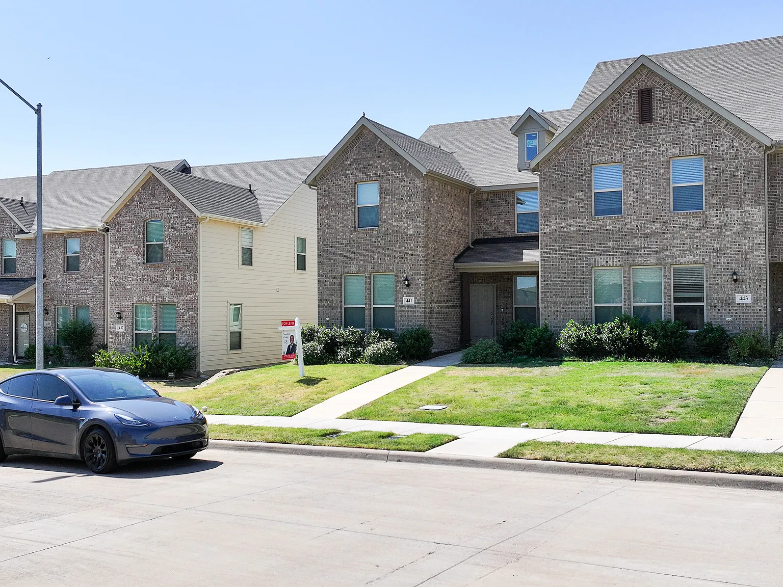 4 bed, 1924 sqft, $2,300 — Photo 3
