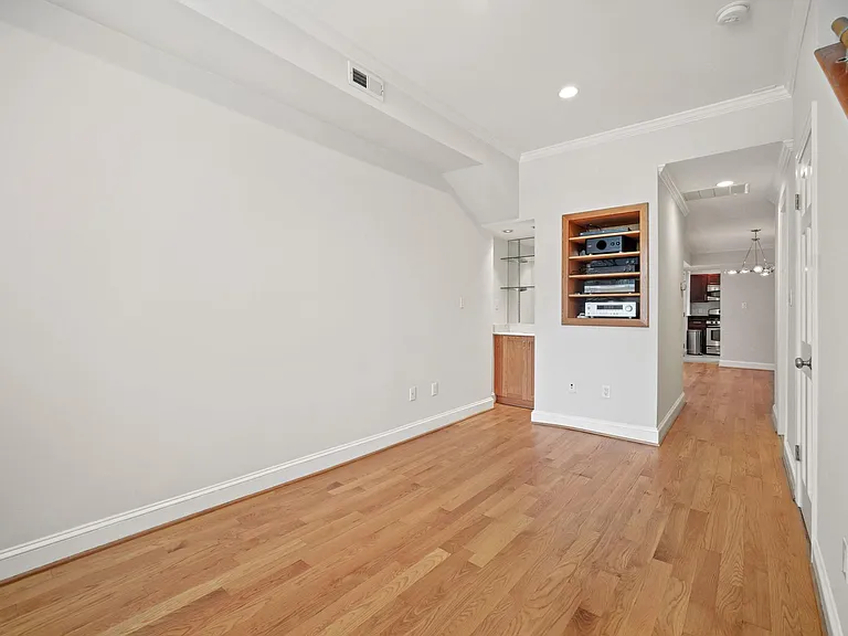 529 9th St SE — Photo 5