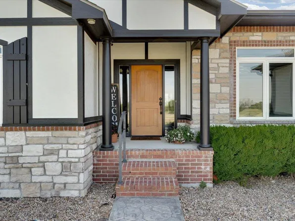 1310 N Wilshire Dr, Hutchinson, KS 67501