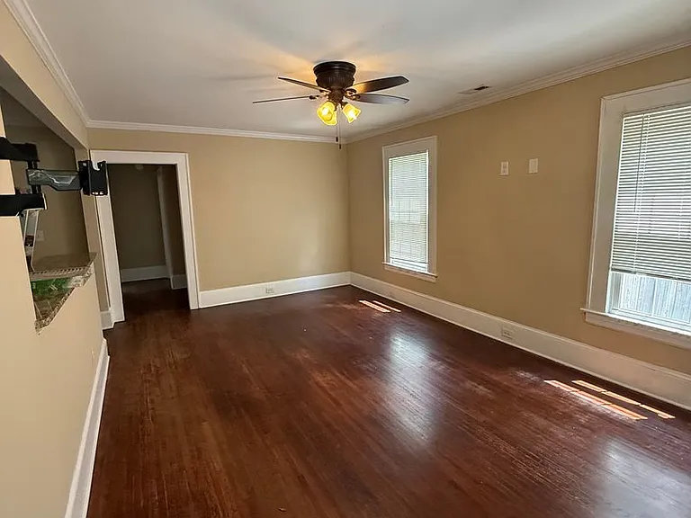 1724 Hawthorne Ln — Photo 5