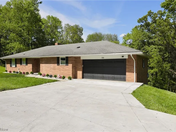 788 Ridgewood Dr, Coshocton, OH 43812