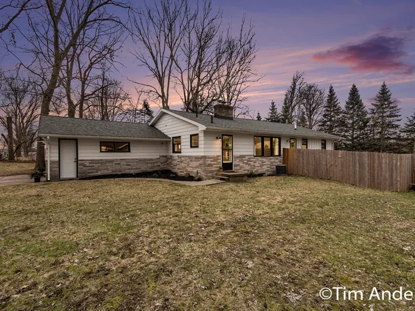 811 Kusterer Dr NW, Grand Rapids, MI 49534