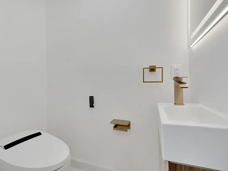 913 L St NE — Photo 19