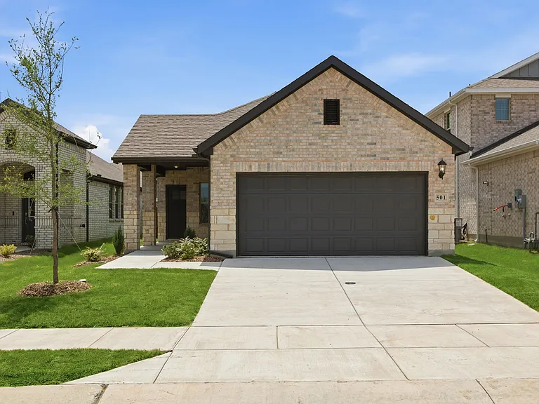 501 Green Gables Dr — Photo 1
