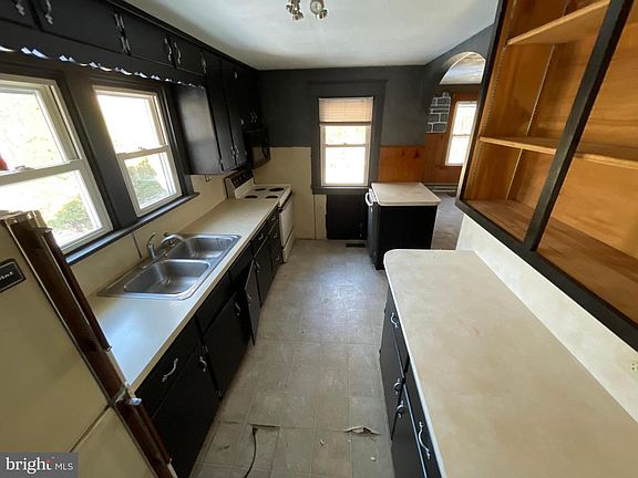 3rd image of 996 Allentown Rd