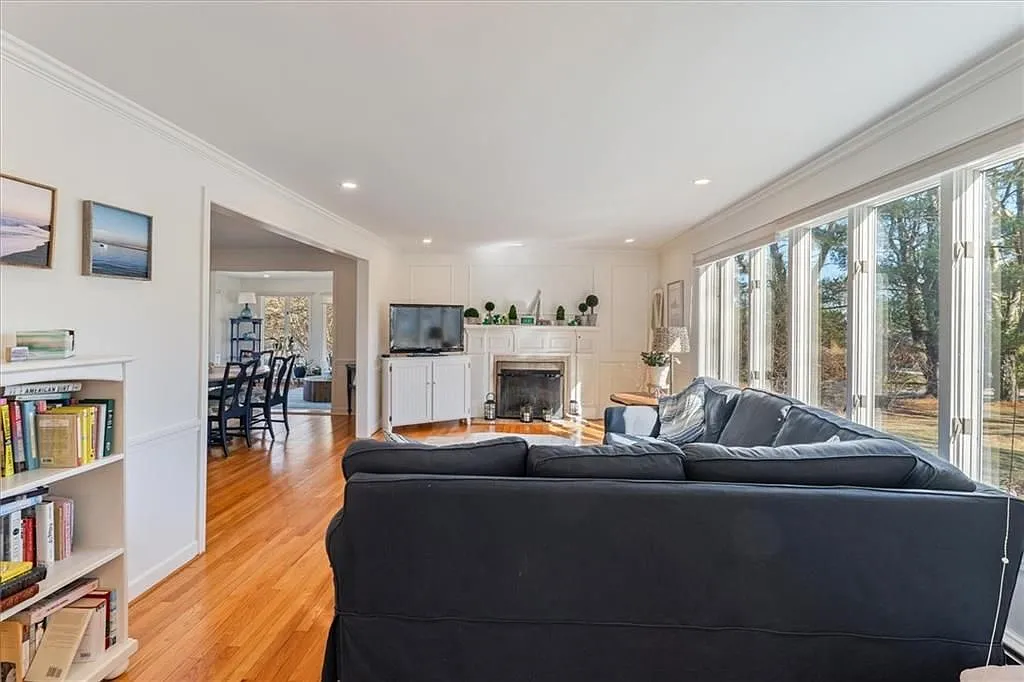 3 bed, 2.0 bath, 2653 sqft, $4,200 — Photo 4