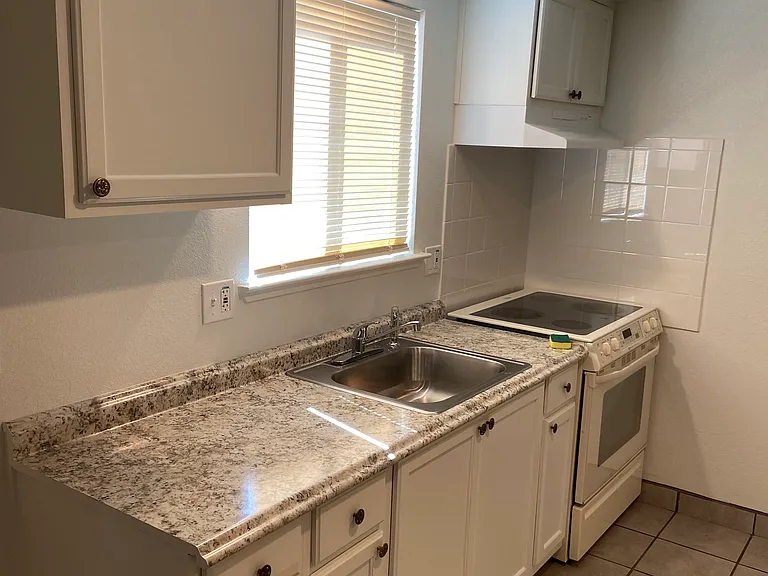 567 Angelus St #B — Photo 4