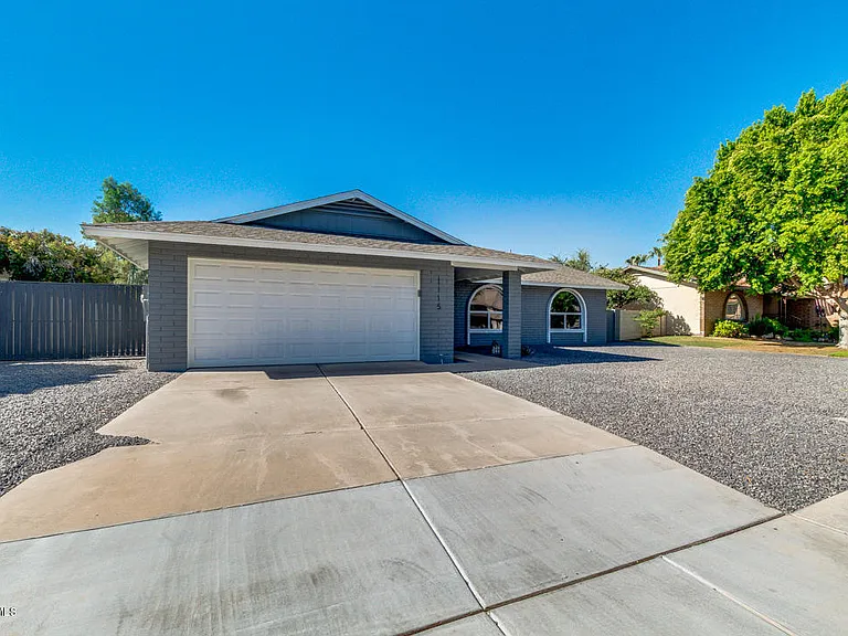 1115 W Barrow Dr — Photo 2