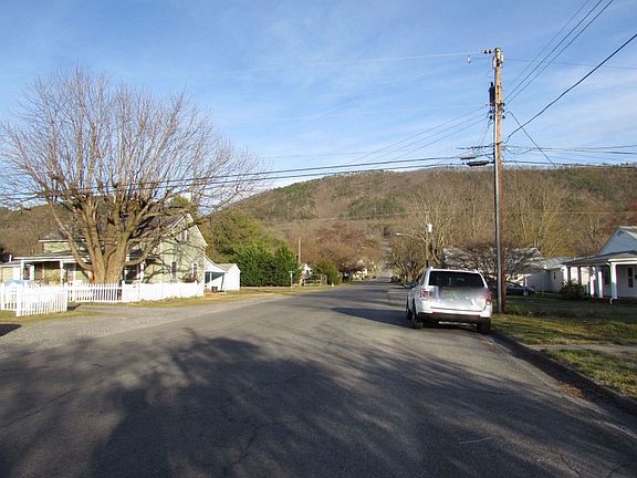 4th image of 402 E 17th St