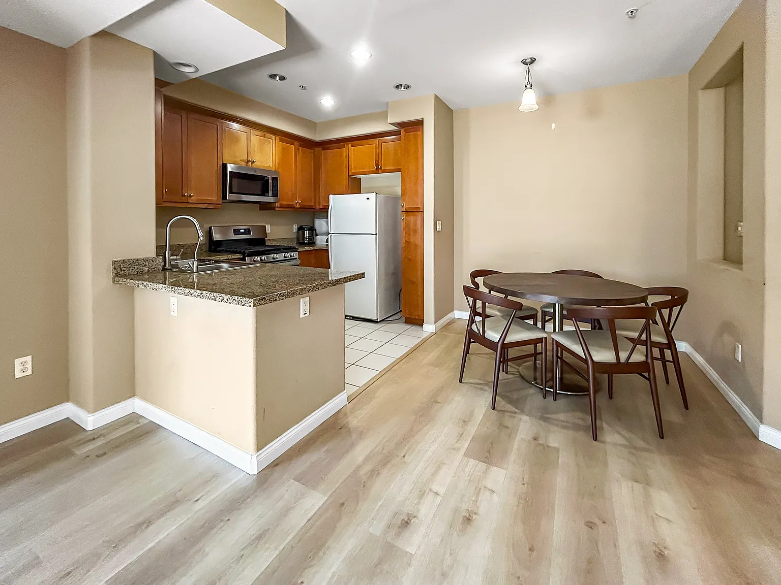 2 bed, 1000 sqft, $2,975 — Photo 4