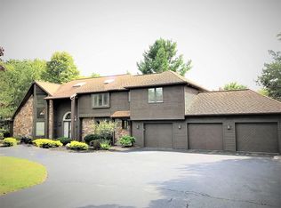 27 Hillsboro Dr, Orchard Park, NY 14127